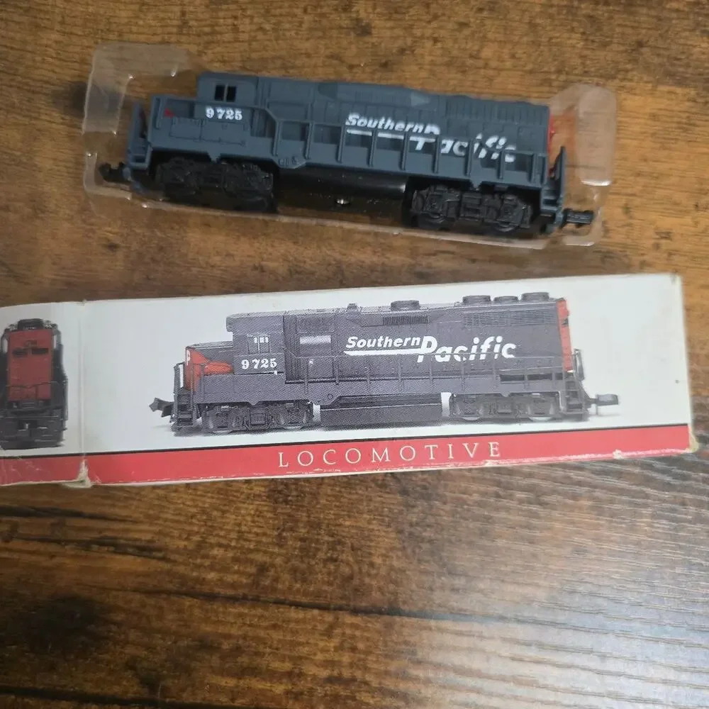 HIGH SPEED METAL SOUTHERN PACIFIC LOCOMOTIVE 9725 SCALE MODEL 5 INCH BOX